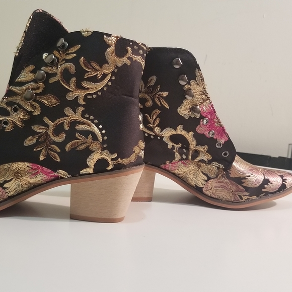 Unique boots - Picture 4 of 6